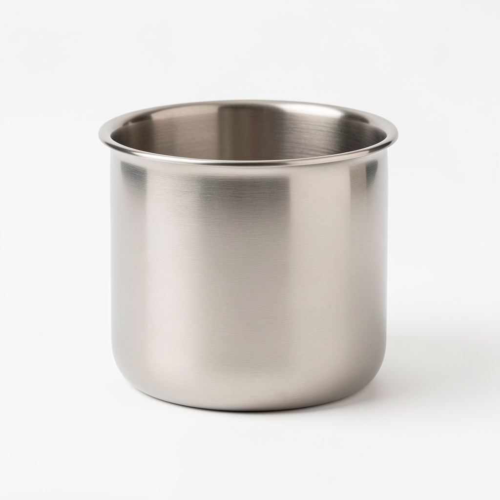 Olla de acero inoxidable 22 cm con tapa de vidrio templado y asas ergonómicas bimaterial, sobre fondo blanco profesional
